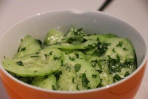 家庭菜園で採れたきゅうりと大葉の浅漬け