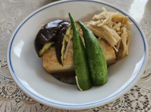厚揚げとナスとオクラとえのき茸の煮物
