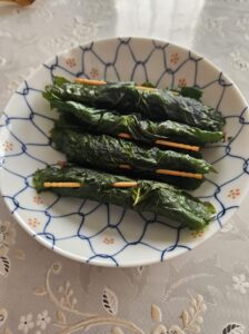 家庭菜園で採れた青紫蘇に胡桃みそを入れて巻き油で揚げたものを冷凍して自然解凍したもの