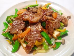 豚肉と家庭菜園で採れた野菜の炒め物