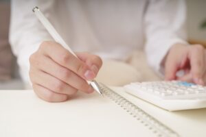 家計管理に使う電卓とノート
