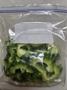 ゴーヤ千切りしたのをジッパー付き袋に入れたもの