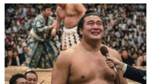 インタビューに答える力士