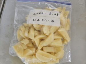 家庭菜園千切りしたじゃがいもをジッパー付き袋に入れたもの
