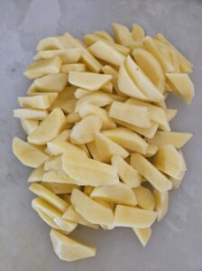 家庭菜園じゃがいもを千切りした物