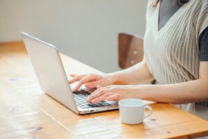 カフェでノートパソコンを開いている人