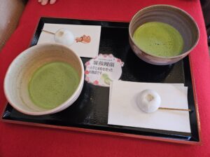 鶴ヶ城途中の茶屋のお抹茶と饅頭