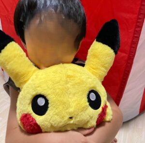 誕生日プレゼントを抱きしめて喜ぶ孫
