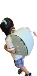 入学前にランドセルを選ぶ孫の後ろ姿