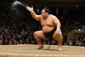 しゃがんで塩まきする力士