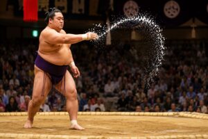 立ったまま塩まきする力士