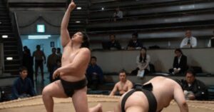 白星取って喜んでいる力士