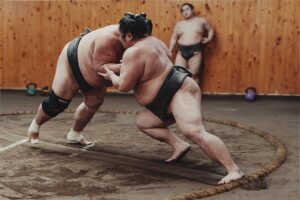 応援力士が相撲稽古をしているイメージ