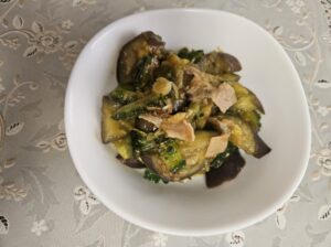 家庭菜園で採れたナスとみょうがとゴーヤとハムの味噌炒め