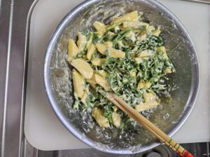 じゃがいもとパセリを水溶き小麦粉にまぜているところ
