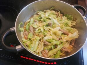 家庭菜園で採れたキャベツと豚もつ辛味噌炒め