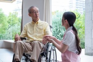 高齢者の介護やデイサービスを利用するイメージ