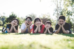 家族が穏やかな時間を過ごす様子