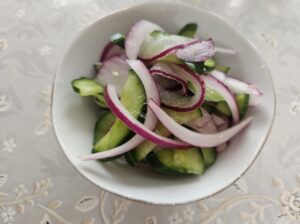 家庭菜園で採れた赤玉ねぎときゅうりの酢の物
