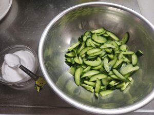 刻んだきゅうりと塩