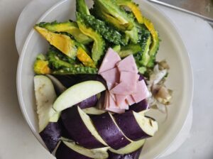 家庭菜園野菜とハムの炒め物材料