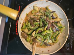 ナスとゴーヤとみょうがとハムの味噌炒めを料理してるところ