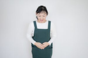 客にお辞儀をする女性スタッフ