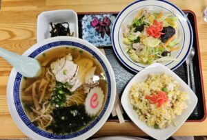 白川湖観光の途中で食べたラーメンとチャーハンのランチ