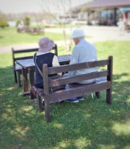 高齢夫婦がこれからの暮らしについて考えるイメージ