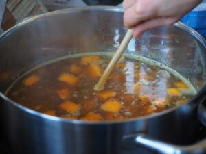 夕食を作りながらテレビを楽しむ家庭の様子