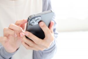 スマートフォンでSNSを利用するイメージ