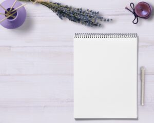 エンディングノートに終活や葬儀の準備を書き留めるイメージ